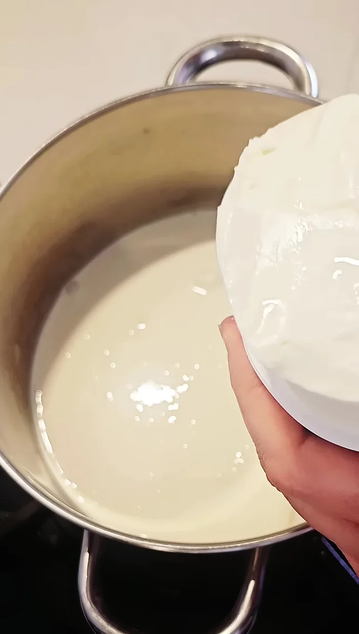Mezclamos el azúcar, la nata y el queso crema hasta que esté disuelto y sin grumos (40.84).