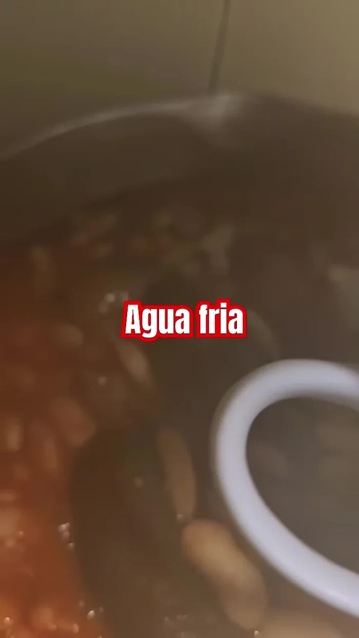 La fabada absorbe mucha agua al principio. Después de 45 minutos, añade agua fría.