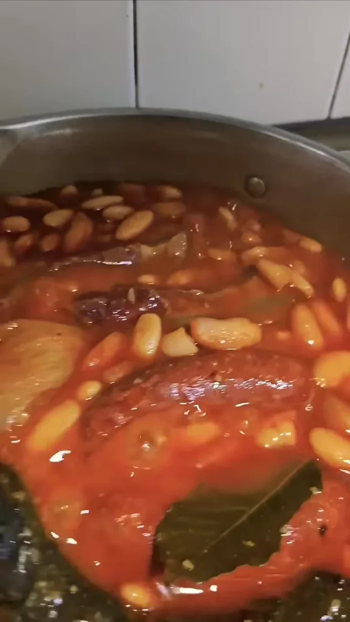 10 minutos después, añade el azafrán. Remueve con movimientos envolventes para ligar la fécula, el caldo y el aceite en una salsa.
