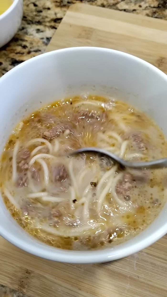 Picar finamente la cebolla y el tomate (sin piel ni semillas).