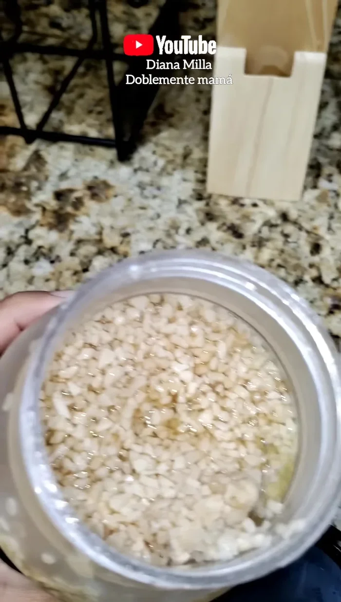 Incorporar la carne molida y freír hasta que esté bien dorada. Añadir sal al gusto.