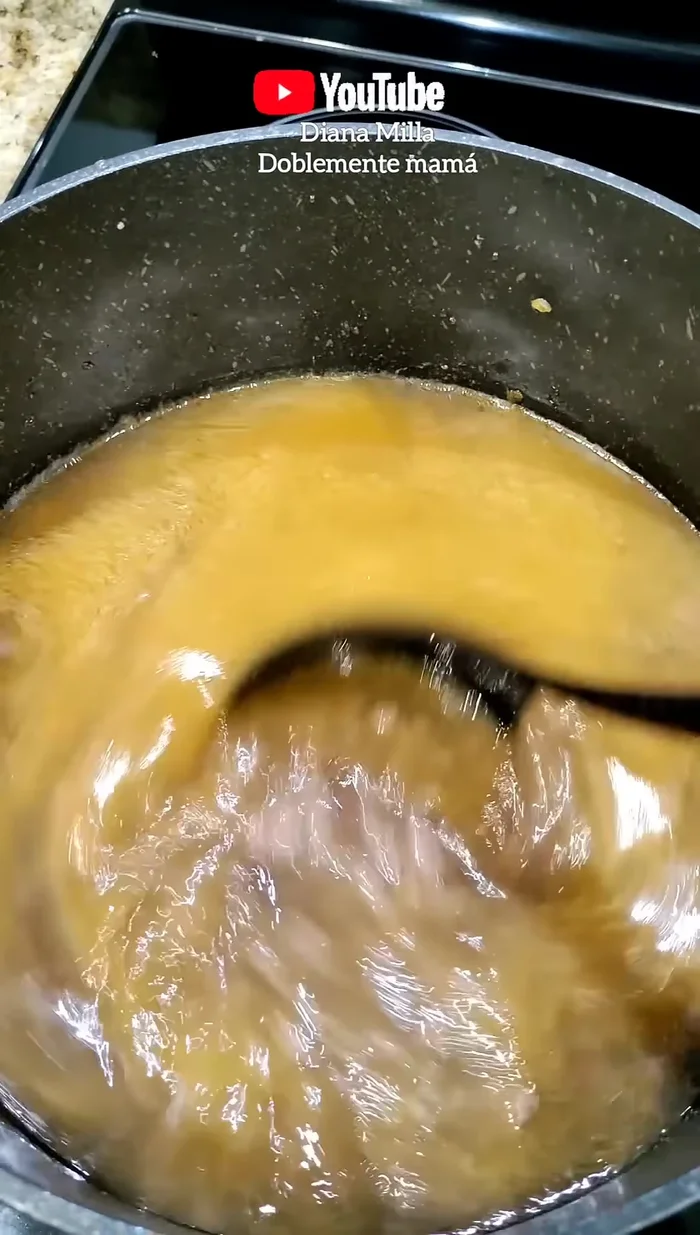 Agregar agua o caldo de carne y dejar hervir.