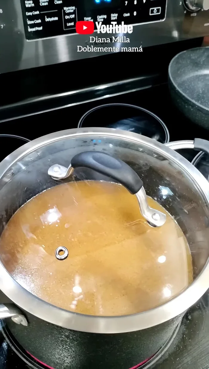 Una vez que hierva, añadir el cabello de ángel y cocinar por unos minutos.