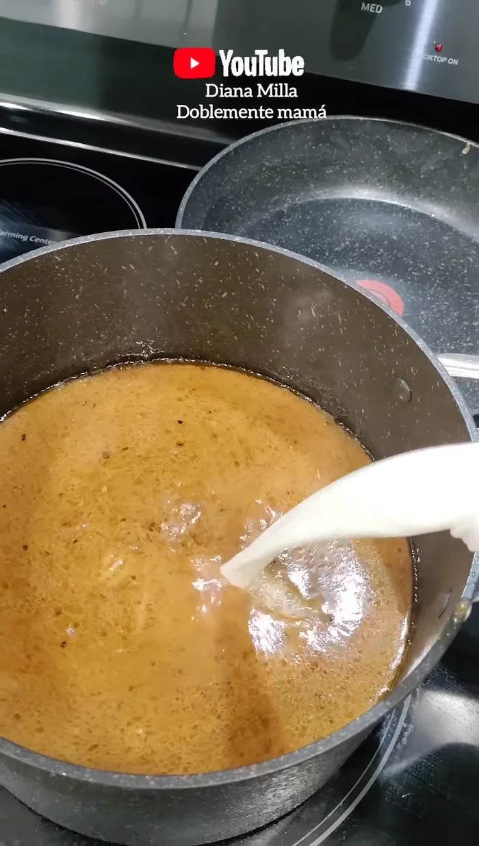 Agregar orégano y leche evaporada (opcional).