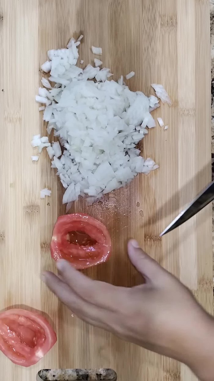 En una sartén, sofreír la cebolla y el tomate con un chorrito de aceite.