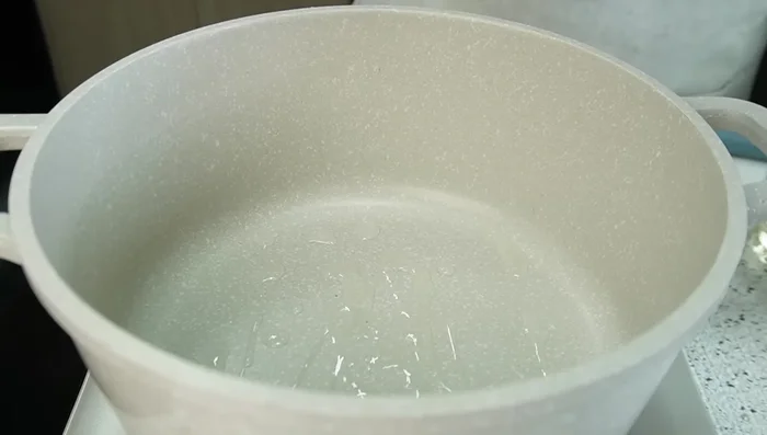 En una olla, sofreír un poco de cebolla en aceite a fuego bajo hasta que esté transparente.