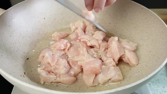 En el mismo sartén, freír el pollo sin sal ni condimentos hasta que cambie de color. Agregar sal, pimienta negra y condimentos al gusto.