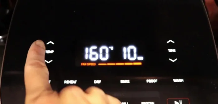 Hornear en la airfryer a 160°C durante 10 minutos en modo airfryer. Dejar reposar 5 minutos más apagada.