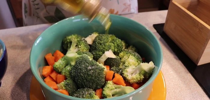 Cocinar las verduras en el microondas durante 15 minutos a máxima potencia, tapadas con un plato.