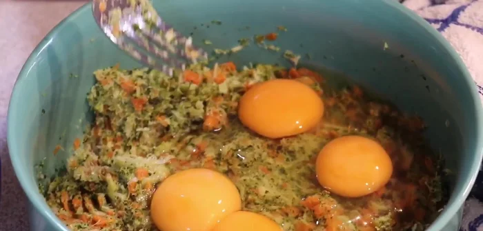 Añadir los huevos, sal y especias al gusto a las verduras aplastadas. Mezclar bien.