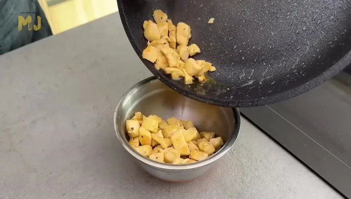 Pelar las patatas y cortarlas en dados. Pelar y picar los huevos.