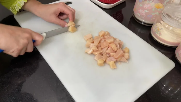 Cortar el pollo en trozos pequeños.