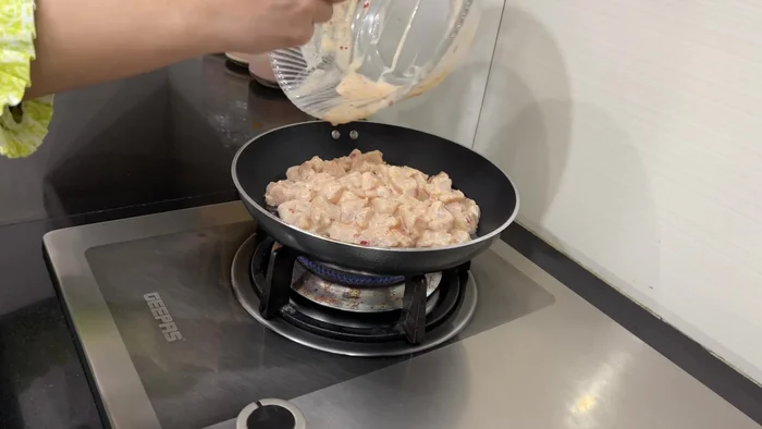 Calentar el pollo marinado en una sartén a fuego medio hasta que esté cocido. No es necesario agregar agua ya que la cuajada liberará su propia agua.