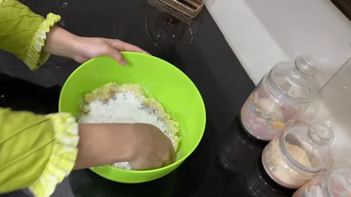 Agregar harina de maíz, sal y un poco de chile negro a las patatas machacadas. Mezclar bien para formar una masa.
