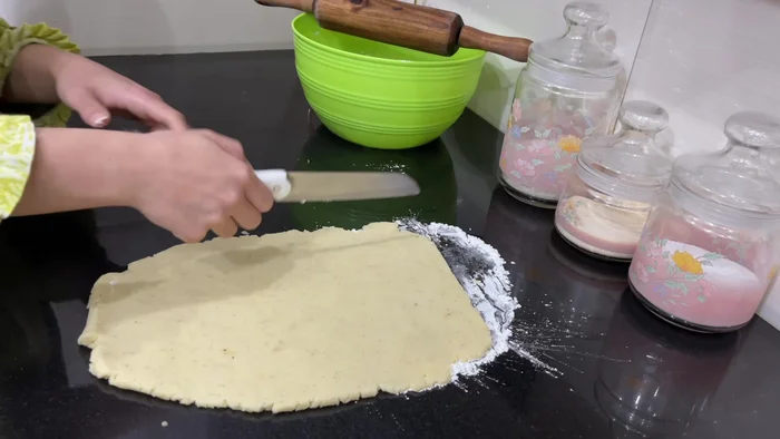 Estirar la masa con harina y manos suaves para formar una masa delgada. Cortar en tiras o la forma deseada para las papas fritas.