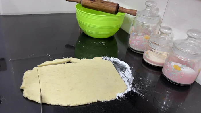 Preparar la crema chaat: Mezclar mayonesa, crema, sal, chile negro y azúcar glas. Agregar frutas picadas (manzanas, melón, plátano, fresas, granada, piña).