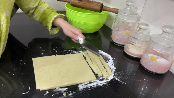 Freír las papas fritas en aceite caliente hasta que estén doradas y crujientes.
