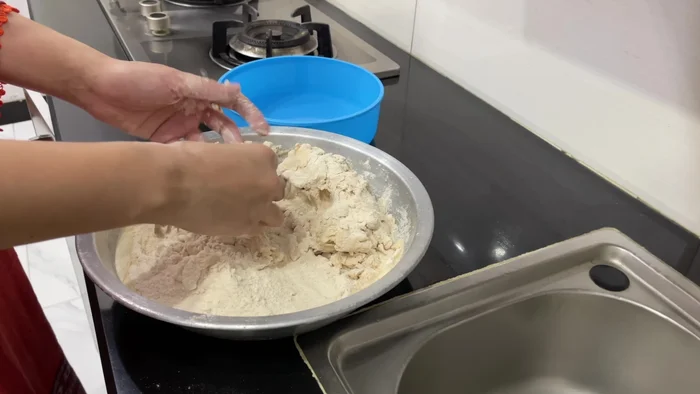Hervir las patatas hasta que estén blandas. Lavarlas bien antes de hervirlas para evitar que la tierra entre en la preparación.