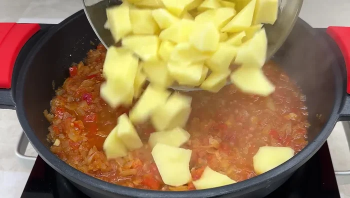 Agregar las patatas cortadas en cachelos, sal y remover.