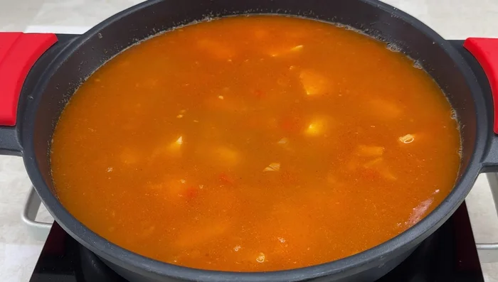 Agregar el arroz, remover y dejar hervir 13-14 minutos.