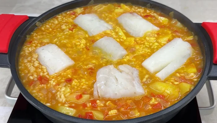 Remover y dejar cocer 4-5 minutos más hasta que el arroz esté hecho.