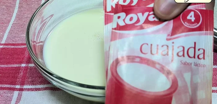 En un recipiente aparte, disolver 2 sobres de cuajada (o 4-6 hojas de gelatina) en 100ml de leche o bebida vegetal.