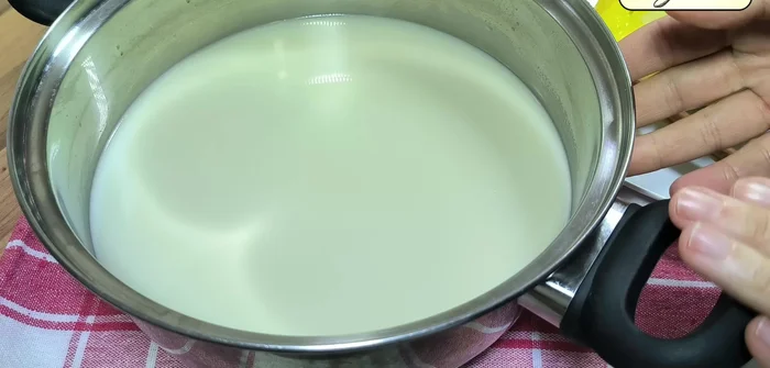 Colocar en una cazuela 1 litro de leche (o bebida vegetal), la cáscara de limón lavada y una rama de canela.