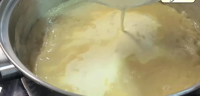 Incorporar la mezcla de cuajada al arroz con leche. Remover constantemente.