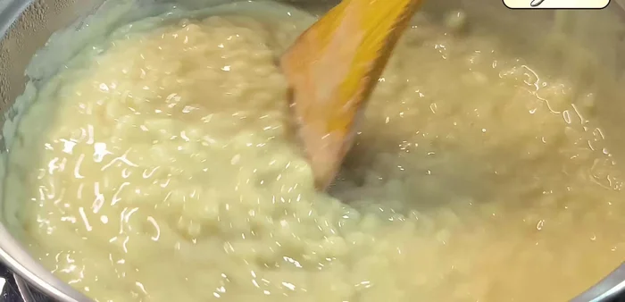 Dejar hervir 5 minutos más, removiendo continuamente.