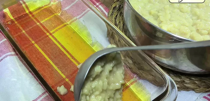 Agregar un tercio del arroz con leche al molde.