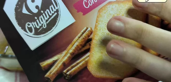 Cubrir con una capa de galletas con canela (con el azúcar y canela hacia abajo).