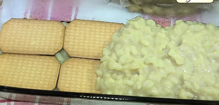 Repetir las capas de arroz con leche y galletas dos veces más.