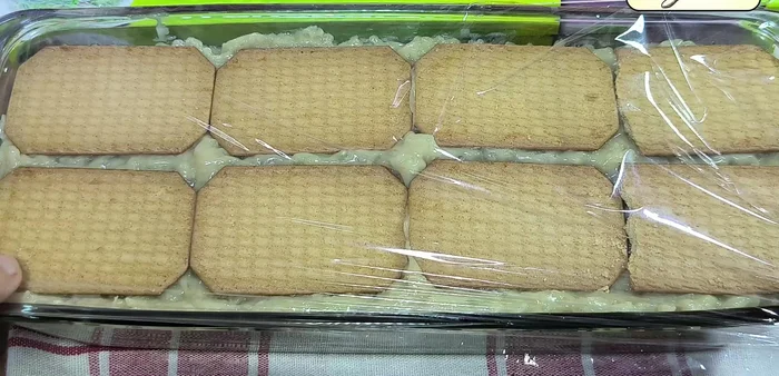 Cubrir el molde con papel film para que el vapor humedezca las galletas.