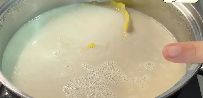 Una vez hirviendo, agregar 120g de azúcar y 200g de arroz redondo. Remover para evitar que se pegue.