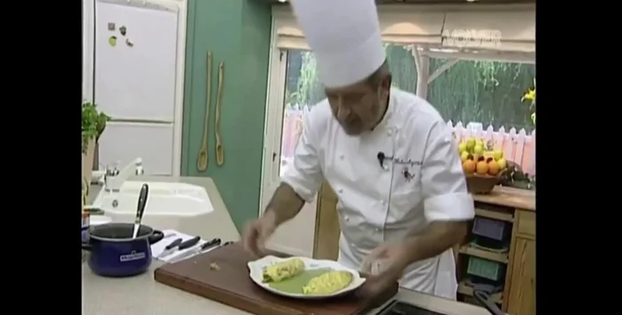 Servir las tortillas andaluzas acompañadas de la crema de verduras.