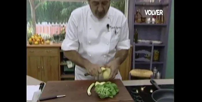 Preparar la crema de verduras: Cocer el brócoli, las espinacas, la papa y el puerro en agua con sal. Una vez cocidas, triturar hasta obtener una crema fina.