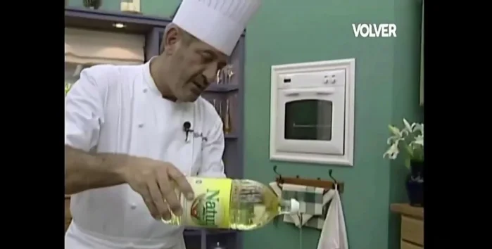 Saltear las verduras y las carnes picadas en una sartén con aceite de oliva hasta que estén bien pochadas. Escurrir el exceso de grasa.