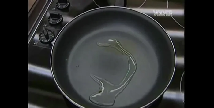 Untar una sartén con una gota de aceite. Verter una porción de la mezcla de huevo y sofrito. Cocinar a fuego medio hasta que cuaje por debajo.