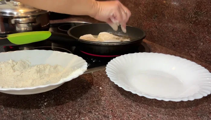 Freír el bacalao con la piel hacia arriba durante 4 minutos, hasta que esté jugoso (101.88).