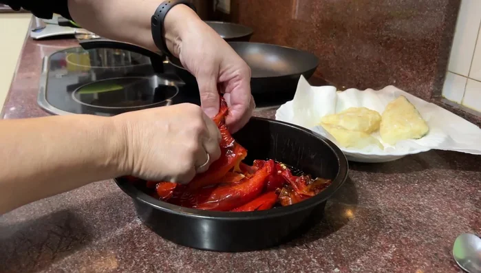 Retirar la piel al pimiento asado y cortarlo en tiras (156.36).