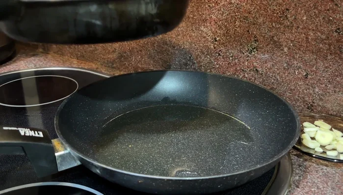 En una sartén, calentar un poco del aceite donde se frió el bacalao. Sofreír los ajos laminados (229.879).