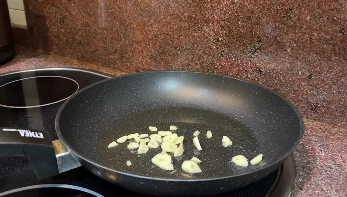 Pelar y cortar las patatas en rodajas (250.12).