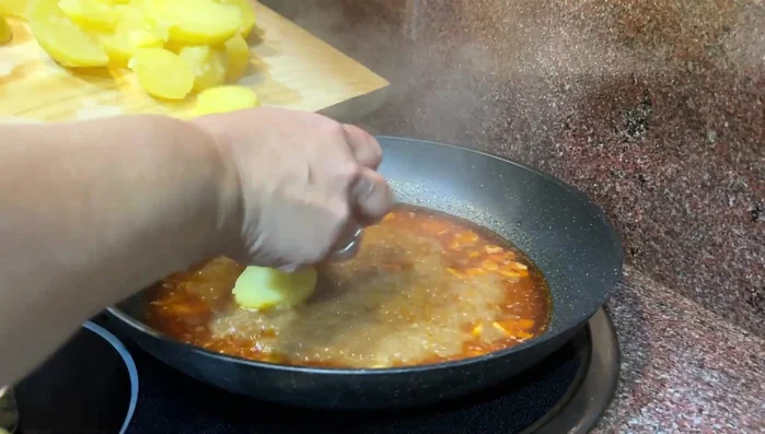 Agregar las patatas a la sartén (308.0).
