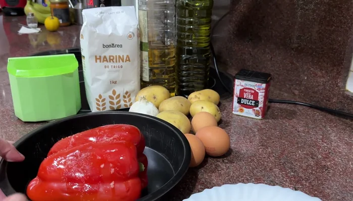 Precalentar el horno. Poner el pimiento rojo en una bandeja de horno, sazonarlo con sal y un poco de aceite de oliva. Asar (46.199).
