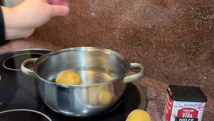 Cocer las patatas hasta que estén tiernas (aproximadamente 20 minutos) (53.0).