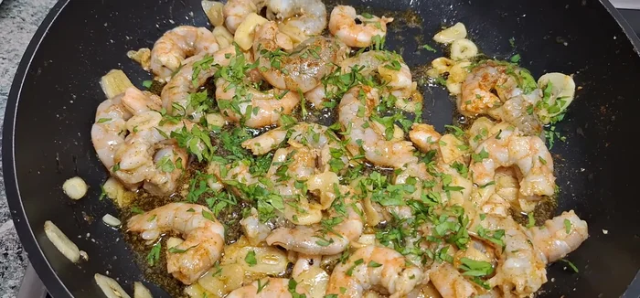 Agregar las almejas (previamente lavadas y en remojo en agua fría varias veces).