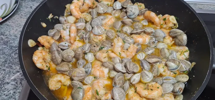 Añadir el vino blanco (un chorro).