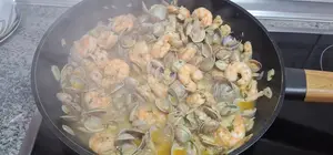Almejas con Langostinos al Ajillo: Receta rápida y fácil