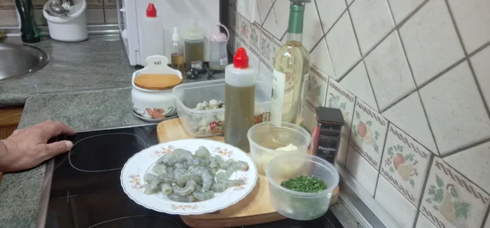 Poner un chorro de aceite de oliva virgen extra en una sartén y encender el fuego a medio.