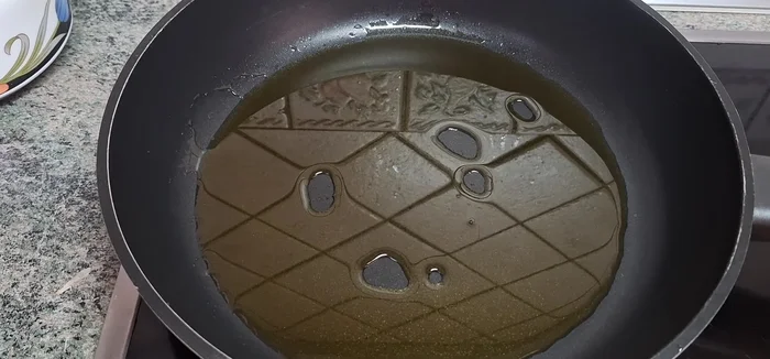 Añadir los langostinos, previamente salados y con un poco de ajo en polvo.